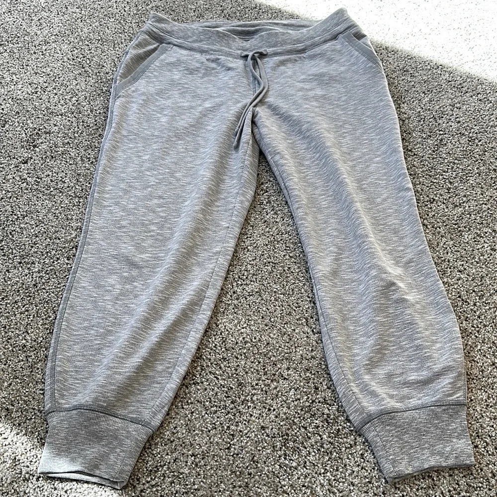 ATHLETA cropped sweatpants, Size Small